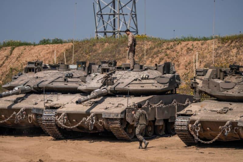 Israeli tanks are seen on the border between Israel and Gaza. Israel launched a series of air strikes against the Palestinian Islamist group Hamas in the Gaza Strip on Tuesday after efforts to extend the ceasefire failed. Ilia Yefimovich/dpa