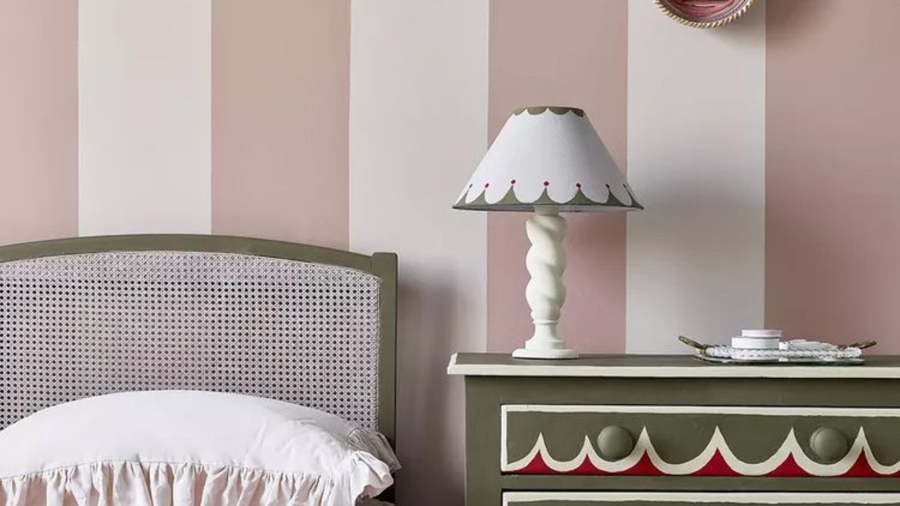 AnnieSloanBedroomPiranesiPinkAndPointeSilkWallPaintChalkPaintInOliveEmperorsSilkOldOchreAndPalomaLif.jpeg