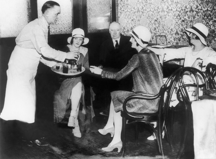 Clients of an underground bar in New-York in 1932